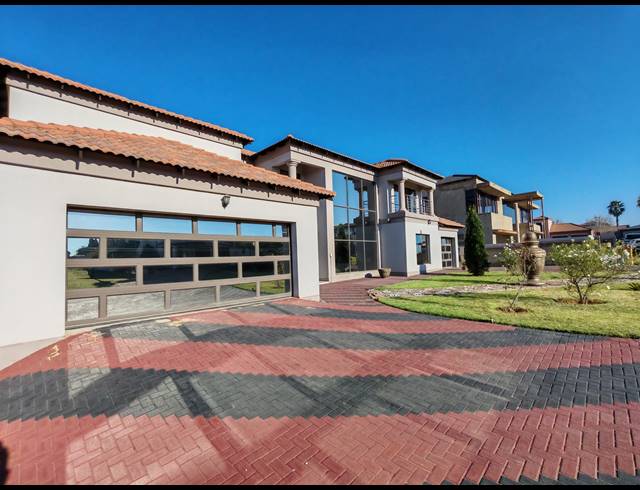 6 BEDROOM HOUSE FOR SALE IN THREE RIVERS EAST